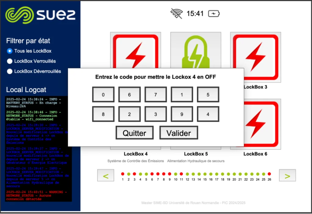 Écran tactile de la station de consignation en mode local : les 26 boîtiers électroniques affichés verrouillés ou déverrouillés, un clavier demandant le code de libération, et un journal local enregistrant en direct les événements de batterie, de réseau et de serveur